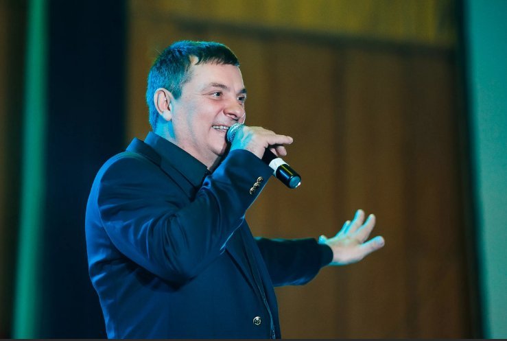 Андрей Иванцов сравнительной новый человек в мире шоу-бизнеса Его жизненный путь был полон событий, никак не связанных с его мечтой заниматься музыкой Однако состоявшись как бизнесмен, семьянин и политик, он, наконец, смог заняться любимым делом