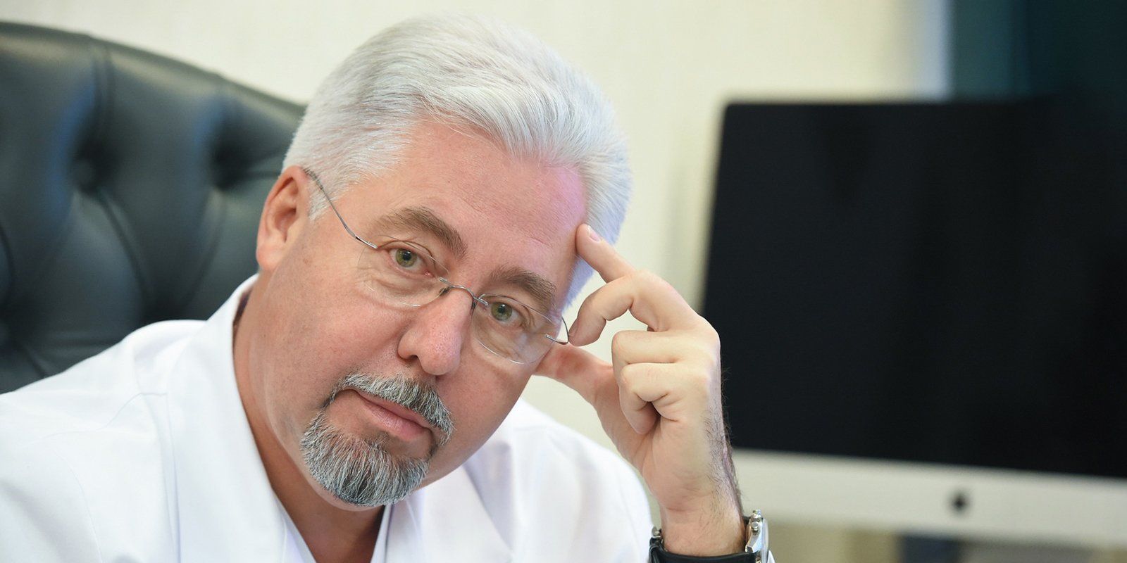 Брат-двойняшка елены малышевой возглавляет боткинскую больницу в москве, но живет достаточно скромно