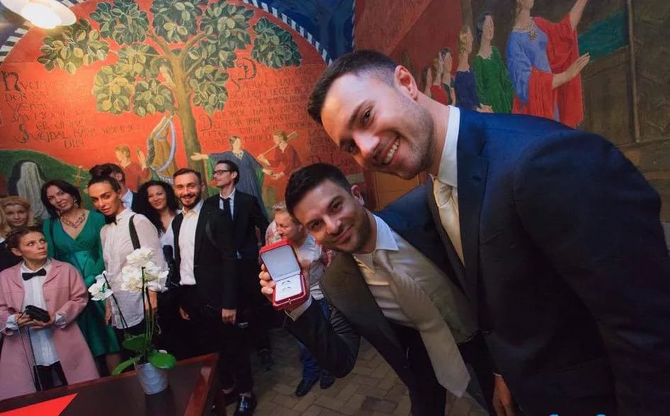 Звезда comedy woman евгений бороденко вступил в брак с мужчиной в дании. после гей-скандала: евгений бороденко уходит с тнт?