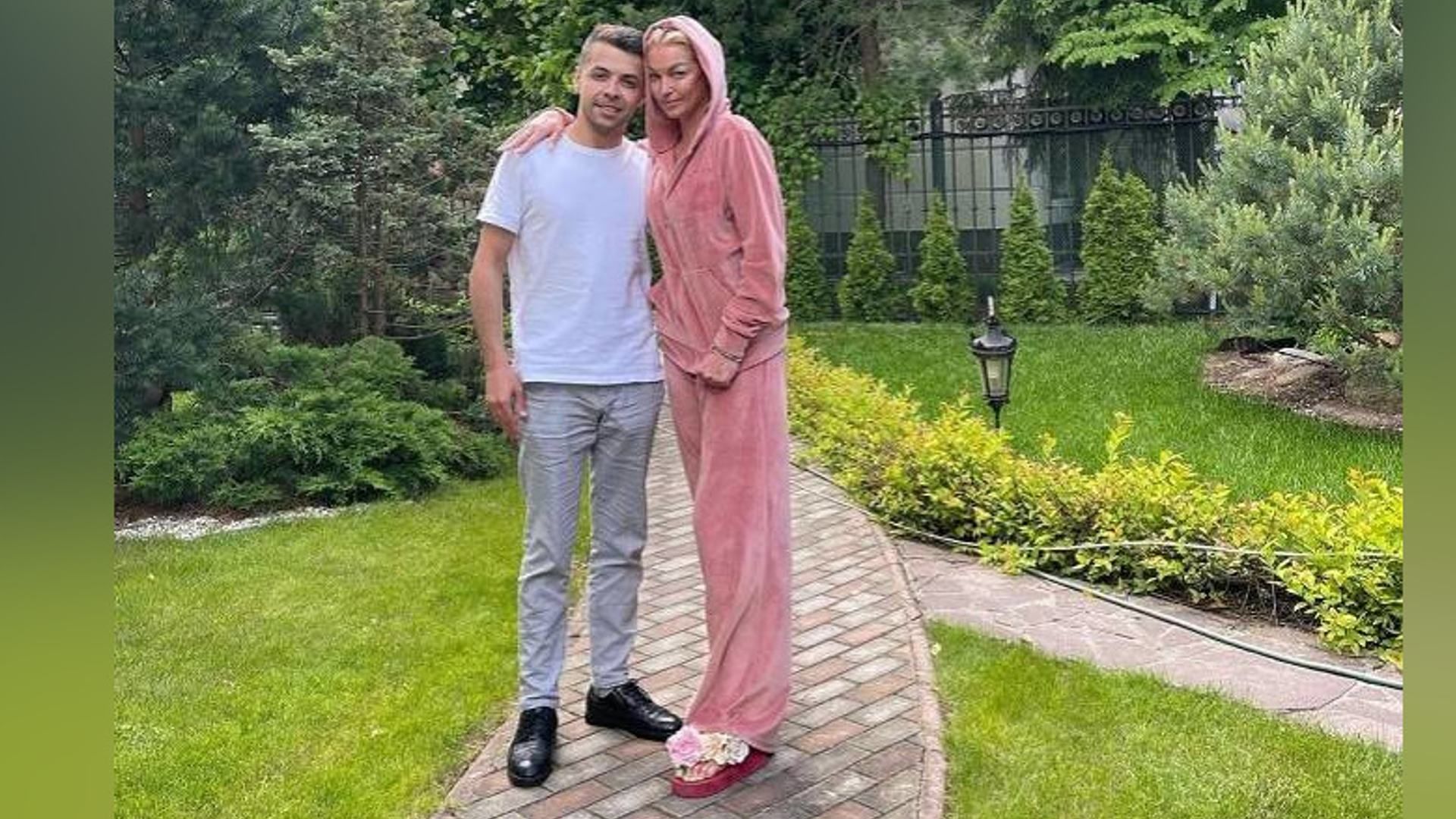 Мастер по татуажу Дарья Павловская показала букет от нового бойфренда Анастасии Волочковой