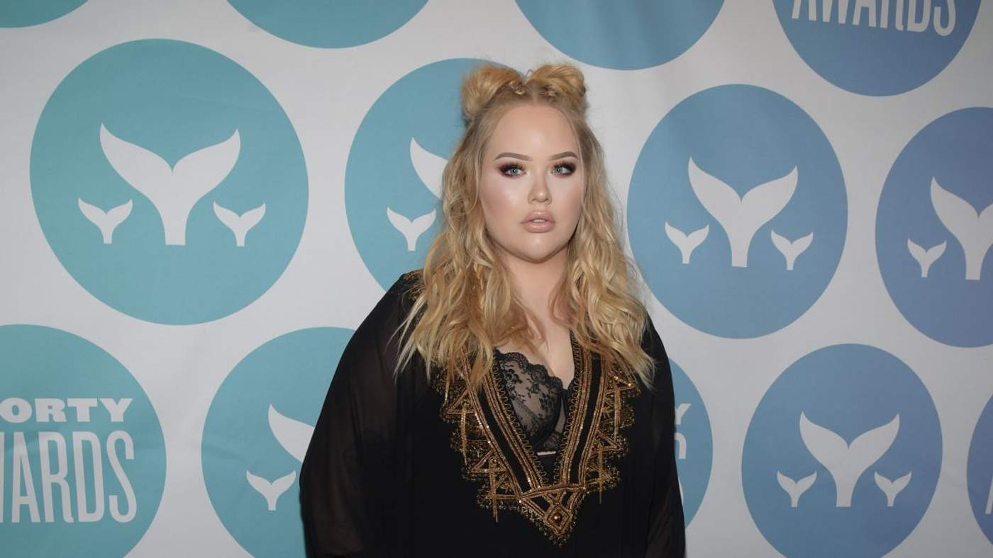 Биография Никки Туториал NikkieTutorials: карьера визажистки, ведение блога и ютьюбканала, камингаут Личная жизнь Никки де Ягер, парень Дилан, посчледние новости о ведущей Евровидения в 2021 году на