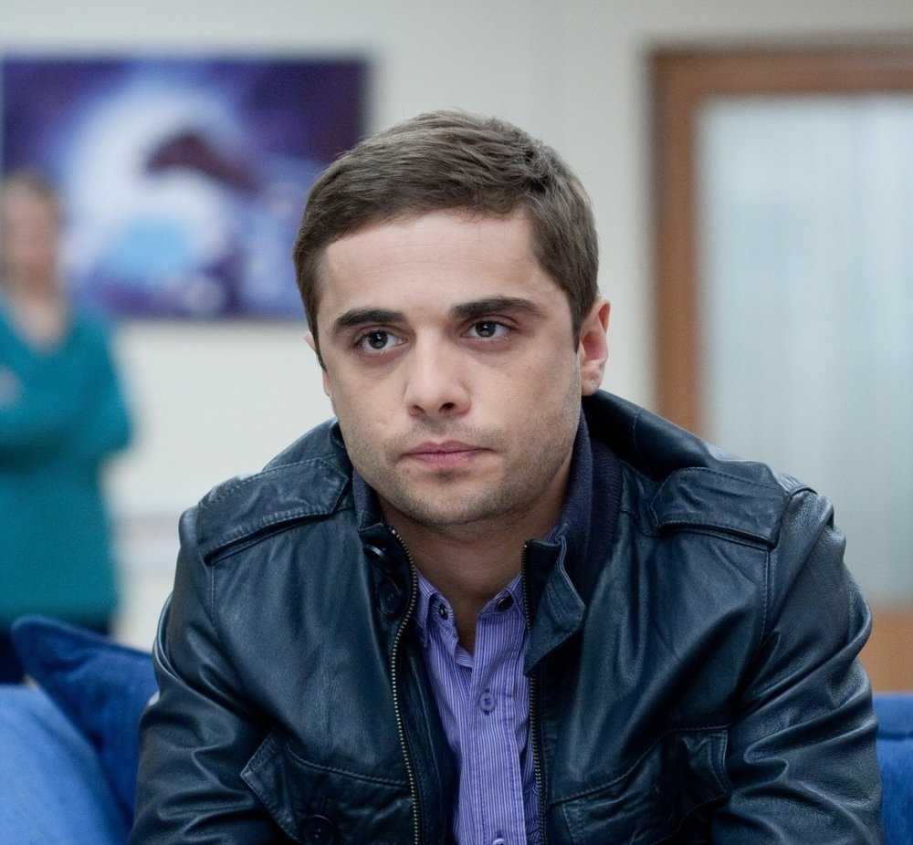 Чей сын актер, сыгравший лобанова в интернах, кто его родители, биография
