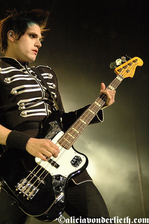 Как вокалист my chemical romance джерард уэй нашел себя в комиксах