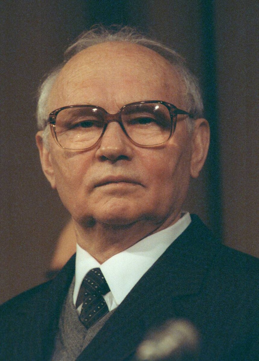 Биография Владимира Александровича Крючкова, председателя КГБ СССР: карьера и политика, соратник Юрия Андропова, генерал армии, член ГКЧП, арест Личная жизнь, сыновья Сергей и Алексей Крючковы, болезнь, смерть и могила на