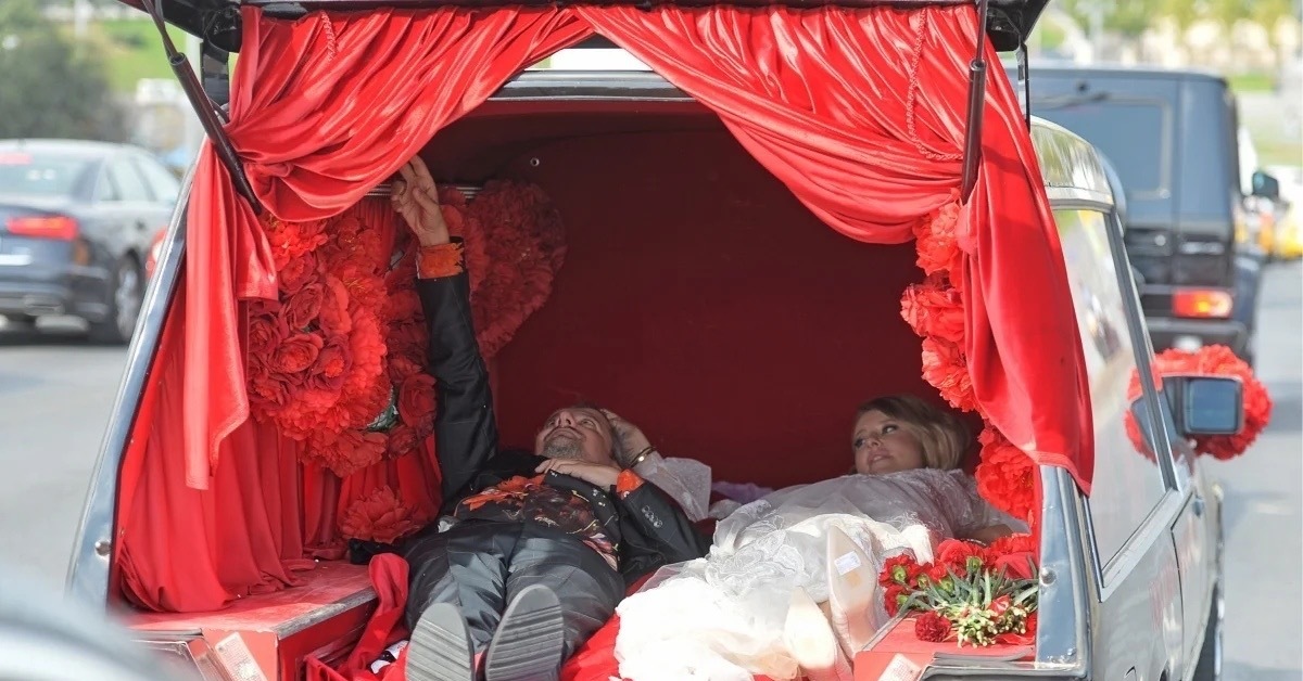 Богомолов и собчак: эпатаж во всем